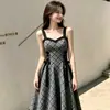 Vestido retro elegante de tirantes a rayas estilo francés para mujer, nueva colección primavera/verano 2026, con una elegante cintura de corbata y un diseño largo