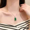 Nuevo collar colgante geométrico de calcidonita sintética verde estilo chino, sensación de lujo ligero y alta gama, accesorio de collar minimalista para la clavícula