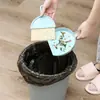 Mini juego de escoba y recogedor de escritorio para uso doméstico, linda herramienta de limpieza de dibujos animados para niños, almacenamiento montado en la pared, cepillo de cerdas suaves