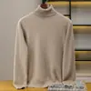 Suéter 100% cachemira pura para hombre con cuello alto, un diseño lujoso y sofisticado, perfecto para un estilo business casual o relajado, encarnando el estilo "old money"