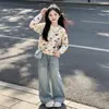 Conjunto de suéter de otoño para niñas 2026 nuevo estilo, con un suéter de punto de conejo de dibujos animados y pantalones de mezclilla, un conjunto de dos piezas moderno para niños mayores