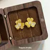 Pendientes de flor cepillada con incrustaciones de diamantes brillantes estilo antiguo dorados, de alta gama y elegantes, con pequeñas flores tridimensionales, dulces y retro, un regalo para mujeres