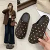 Adicionar pedal de pé sola grossa inverno lã 2026 pelúcia bolinhas algodão chinelos chinelos da moda mulheres da moda plus veludo salto escondido
