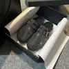 Zapatos Birkenstock Versátiles, Cómodos y de Suela Plana para Mujer 2025 Nuevas Chanclas de Exterior para Mujer Primavera/Verano con Pedrería y Diseño de Punta Cerrada
