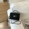 Bolso de Mano Sencillo y Elegante 2026 Modelo Nuevo Pequeño Estilo Chanel Acolchado con Cadena Cuadrado con un Toque de Lujo, Bolso Cruzado de Hombro Único para Mujer