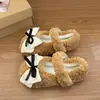 Nuevo estilo de zapatos de algodón de suela gruesa para 2026, con zapatillas mullidas para mujer, adecuados para usar al aire libre, con un diseño de alta gama para otoño/invierno, elegantes detalles de lazo y una apariencia hermosa