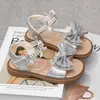 Sandalias Abiertas de Perlas Estilo Chanel para Niñas 2026 Verano Nuevas Versión Coreana Mariposa Pequeña Moda para Niñas Zapatos de Princesa