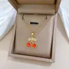 [Acero de titanio] Elegante y lujoso collar de diamantes con circonitas de cereza y diamantes para mujer, cadena de clavícula a juego. Cadena de acero de titanio.