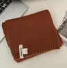 Venta de liquidación de bufandas con 40% de descuento en un puesto, bufandas largas y cortas de hilo de felpa tejido cálido para otoño e invierno en oferta