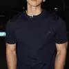 Camiseta de Punto de Manga Corta con Cuello Henley de un Botón Estilo Americano para Hombre, Verano Vintage Ajustada a la Moda Callejera con Pequeño Bordado, Sensación de Alta Gama