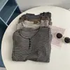 Camiseta Retrô de Manga Longa com Gola Henley e Listras Finas para Mulheres, Fechamento com Meio Botão e Bolso, Versátil em Várias Cores, Peça Básica