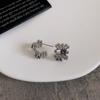 Aretes de botón simples, compactos y exquisitos con diamantes calados, con un diseño único y de alta gama, con una aguja de plata 925