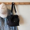 Bolsa de pano popular deste ano para mulheres 2025 nova bolsa de ombro mensageiro plissada de nicho bolsa de balde casual