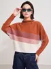 Coleção de outono de Miyake: Camisa básica feminina listrada color block, com gola franzida, mangas morcego, corte solto, comprimento curto e design texturizado de manga longa
