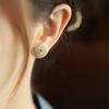 Pendientes de jade blanco Sapundum de Hetian Jade con trébol de cuatro hojas en plata esterlina para mujer, aretes de jade pequeños y exquisitos de lujo y de alta gama.