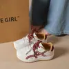 2026 nuevos tenis Forrest Gump de bloques de color estilo Hong Kong, zapatillas casual blancas con cordones para mujer, zapatillas de entrenamiento alemanas de suela gruesa para estudiantes