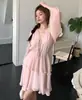 Nuevo vestido corto de otoño para mujer, con diseño de cuello de corbata, mangas largas, silueta fluida y mangas abullonadas, en un estilo corto rosa.