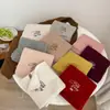 Novo Estilo de Lenço para Mulheres, Estilo Maillard Outono e Inverno Estilo Coreano Lenço de Moda Bordado, Lenço Quente para Estudantes Fabricante Atacado