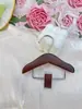 Perchero de madera para ropa de mascotas con LOGOTIPO personalizado, mini perchero de tamaño pequeño para perros y gatos, adecuado para tiendas de mascotas