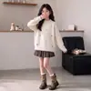Suéter de Otoño e Invierno para Niñas 2026 Nuevo Estilo Tejido Cálido Niños Medianos y Grandes Mariposa Dulce Conjunto de Falda y Suéter de Lana