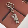 Llavero de oso conejo animal de personalidad de personalidad completa con diamantes tormenta oso violento titanio acero no se desvanece colgante de llave