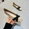 Sapatos mocassins baixos estilo francês para mulheres, novidade outono 2026, sapatos vintage quadrados tipo vovó, mocassins versáteis de sola macia, sapatos pequenos de couro