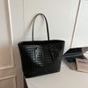 Este ano, o popular Woven Bag Women's 2024 New Korean Style Simple All-match Shoulder Bag Grande Capacidade Commuter Tote Bag