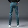 Outono/Inverno 2026 Marca Tendência de Luxo Leve Calça Jeans Longa Versátil Masculina Bordada Stretch Slim Fit Perna Reta Pequena