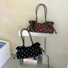 Bolso tipo cubo plisado casual de nicho 2026, bolso tote de lunares vintage nuevo, bolso de hombro de gamuza vintage para debajo del brazo