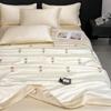 Cama de alta gama totalmente bordada lavada seda de hielo colcha de verano de cuatro piezas lujo ligero seda resbaladiza aire acondicionado seda lavada de ala ancha individual verano