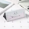 Fabricantes de cajas de gafas plegables triangulares portátiles personalizadas al por mayor para estudiantes hombres y mujeres, estilo coreano pequeño, fresco, lindo, personalidad creativa