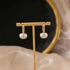 Aretes de perlas estilo retro francés estilo Hong Kong aretes geométricos redondos simples plisados aretes de lujo ligero de alta gama estilo Chanel