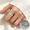 Anel feminino simples e versátil, popular no Xiaohongshu, anel aberto de moda empilhável requintado personalizado, anel para dedo indicador estilo floresta, moderno