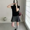 Novo top de malha canelada de manga curta para o início do outono de 2026 para mulheres, gola redonda simples, caimento justo, top interno elegante e estiloso