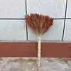 Escoba pequeña hecha a mano piel roja hierba de manila unidad escolar escoba de limpieza escoba antigua escoba de limpieza interior escoba de plántula de seda dorada