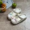 Zuecos Mary Jane para uso exterior en verano, pantuflas de EVA para mujer, transpirables, antideslizantes, resistentes a la playa, zapatos casuales de punta cerrada con soporte para el arco