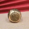 Ornamento de mão em forma de cubo mágico hexagonal de latão com caracteres dos Cinco Imperadores gravados, uma decoração de mesa que traz riqueza e prosperidade, um item de presente