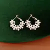 Pendientes Redondos de Perla Geométricos con Zirconias y Tachuelas Plateadas, Elegantes y Modernos, Pendientes de Nicho y Versátiles con un Toque de Lujo Ligero y de Alta Gama