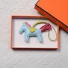 Colgante de Poni de Cuero Genuino Llavero de Cuero Hecho a Mano Piel de Oveja Poni Decoración para Asa de Bolso de Moda Venta al por Mayor