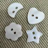 Botões de Concha com Formato Especial Botões de Concha Pérola Flor de Ameixa Coração Estrela de Cinco Pontas Lua Botões de Concha em Formato de Lua Botões Artesanais DIY