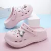 Zapatos Agujeros Suela Gruesa Elevadores Verano 2026 Mujer Nuevo Estilo Exterior Súper Calientes Absolutamente Hermosos Lindos Sandalias de Playa Punta Cerrada