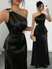 Vestido de Noite de Cetim Europeu e Americano para Comércio Exterior com Um Ombro, Nó Torcido, Botão Dourado, Cintura Alta, Fenda, Cauda de Peixe, Vestido de Noite Longo