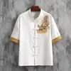 Novo traje estilo chinês: Camisa masculina bordada estilo chinês de manga curta, com design de manga de três quartos, adequada para o verão, com um design moderno color-block e botões de nó chinês, lembrando um traje Tang.