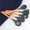 En stock venta al por mayor juego de utensilios de cocina con mango de madera pinza para alimentos de silicona raspador cuchara colador brocha para aceite batidor de huevos juego de 9 piezas