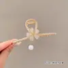Pinzas para el cabello de alta gama para mujer para la parte posterior de la cabeza, exquisitas pinzas de garra de perla para el día a día, elegantes pinzas de tiburón para salir, venta al por mayor de artículos pequeños de Yiwu