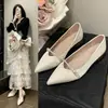 Sapatos de Salto Baixo com Bico Fino e Pérolas para Mulheres, Sapatos de Casamento de Salto Baixo, Sapatos para Madrinhas, Sapatos de Festa de Bico Fino e Salto Grosso, Novo Modelo 2026