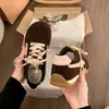 Nuevos zapatos de entrenamiento alemanes de suela gruesa originales de nicho chino para mujer 2026 Otoño nuevos zapatos blancos versátiles zapatos casuales de moda para mujer