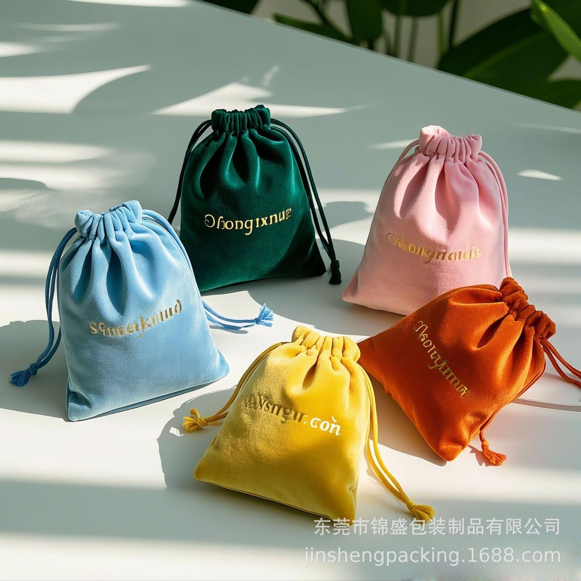 五个不同颜色不同大小的丝绒布束口袋，束口袋上要有烫金logo