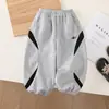 Conjunto de Jaqueta Outerwear Gola Alta Vintage Americano Novo Estilo 2026 para Crianças Pequenas e Médias Primavera e Outono Moda Streetwear Cool Conjunto de Duas Peças