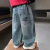 Jeans con bordado de carta de bolsillo para niños, colección primavera y otoño 2026 para niños, pantalones holgados y casuales para bebés, pantalones de pierna recta para niños